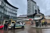 Einsatzkräfte am Tatort: die Postbank am Rathausplatz.